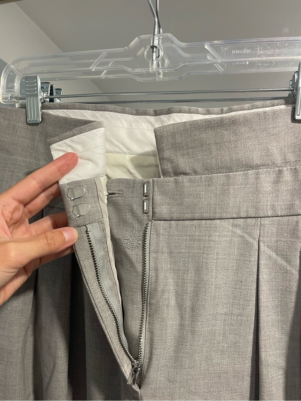 Aritzia Babaton Bureau Pant 30” in grey wool trousers size 12 pleated - Picture 4 of 8